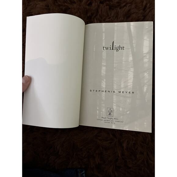 Lot of 2 Twilight Books Twilight and New Moon by Stephenie Meyer Softcover - Picture 9 of 12